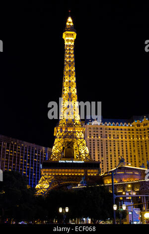 Las Vegas Hotel in Paris mit Eiffelturm Restaurant beleuchtet in der Nacht am Las Vegas Strip, Clark County, Nevada im Juli Stockfoto