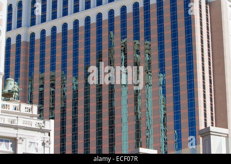 Reflexionen im Fenster des Venetian Resort Hotel Casino entlang Las Vegas Streifen, Nevada, USA im Juli Stockfoto