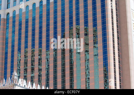 Reflexionen im Fenster des Venetian Resort Hotel Casino entlang Las Vegas Streifen, Nevada, USA im Juli Stockfoto