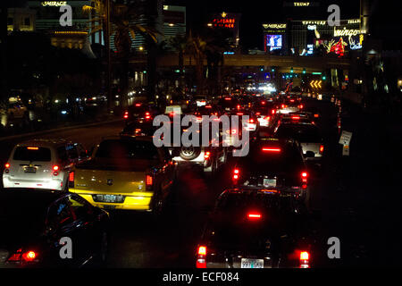 Nachtaufnahme des Verkehrs entlang des Las Vegas Strip & verschiedene Hotels & Kasinos: Mirage, Treasure Island, Flamingo & Straßenschilder Stockfoto