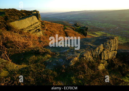 Bamford Edge abgedeckt in braun, nachdem das Heidekraut abgestorben ist. Bamford Edge im Peak District National Park, Derbyshire Stockfoto