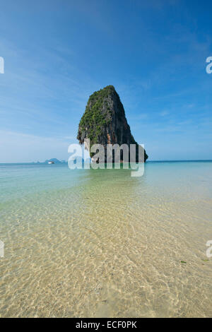 Blick auf Happy Island von Phra Nang Beach, Railay, Krabi, Thailand Stockfoto