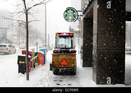 Toronto, Kanada. 11. Dezember 2014. Ersten großen Schneesturm Torontos kaufte in der Nähe von 20 cm Schnee in die Stadt.  Ein Schneepflug versuchen, deaktivieren Sie die seitlichen Weg in der Nähe von Mel Lastman Square in North York. Bildnachweis: EXImages/Alamy Live-Nachrichten Stockfoto