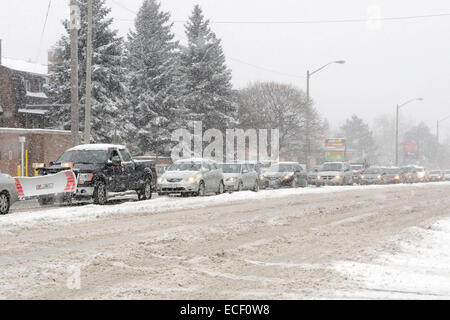 Toronto, Kanada. 11. Dezember 2014. Ersten großen Schneesturm Torontos kaufte in der Nähe von 20 cm Schnee in die Stadt.  Hauptverkehr auf der Sheppard Avenue Richtung Osten Lane in der Nähe von Bayview und Sheppard in North York. Bildnachweis: EXImages/Alamy Live-Nachrichten Stockfoto