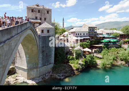 MOSTAR, Bosnien und Herzegowina - 18. Mai 2013: Mann bereit, von der alten Brücke am 10. August 2012 in Mostar, Bosnien zu springen. Es ist ein t Stockfoto