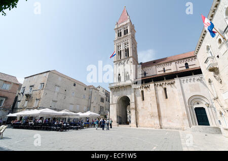 TROGIR, Kroatien - 19. Mai 2013: Touristen und Nachbarn machen Sie eine Pause in einem Straßencafé in Trogir, Kroatien. Am 19. Mai 2013, in Tro Stockfoto