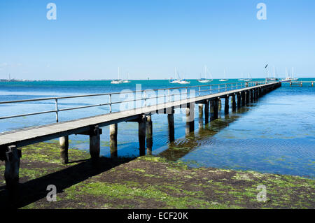 Alte hölzerne Pier Geelong, Australien. Sonnigen Sommernachmittag. Blauer Himmel und Wasser. Stockfoto