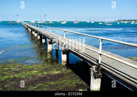 Alte hölzerne Pier Geelong, Australien. Sonnigen Sommernachmittag. Blauer Himmel und Wasser. Stockfoto