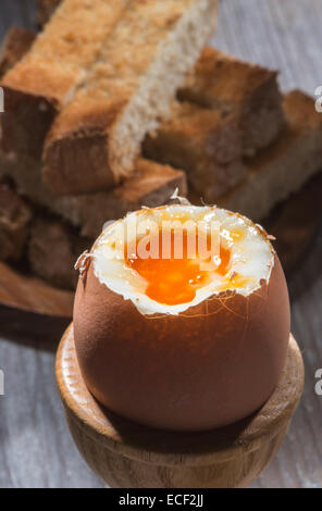 Weich gekochtes Ei auf dem Tisch. Gekochtes Ei auf Frühstück Stockfoto