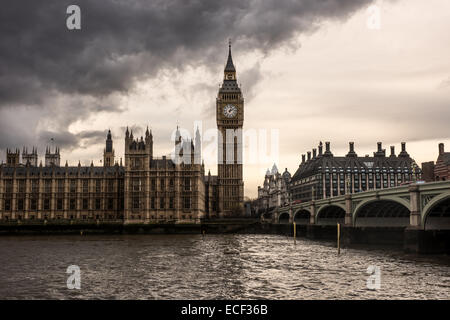 London - die Houses of Parliament und Big Ben unter Dicke dunkle Wolken Stockfoto