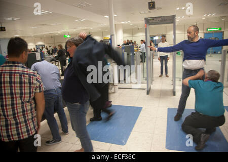 Passanten durch die Sicherheitskontrollen bei Gatwick Flughafen, England, UK Stockfoto