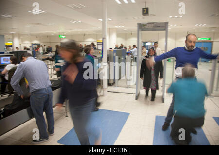 Passanten durch die Sicherheitskontrollen bei Gatwick Flughafen, England, UK Stockfoto