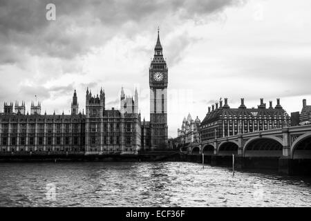 London - die Houses of Parliament und Big Ben unter dicken Wolken Stockfoto