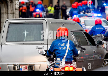 Brüssel, Belgien. 12. Dezember 2014. Der Katafalk verlässt die Beerdigung der belgischen Königin Fabiola in der Kathedrale St. Michael und St. Gudula in Brüssel, 12. Dezember 2014. Foto: Patrick van Katwijk / Frankreich, - Nein-Draht-SERVICE-/ Dpa/Alamy Live News Stockfoto