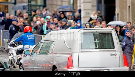 Brüssel, Belgien. 12. Dezember 2014. Der Katafalk verlässt die Beerdigung der belgischen Königin Fabiola in der Kathedrale St. Michael und St. Gudula in Brüssel, 12. Dezember 2014. Foto: Patrick van Katwijk / Frankreich, - Nein-Draht-SERVICE-/ Dpa/Alamy Live News Stockfoto