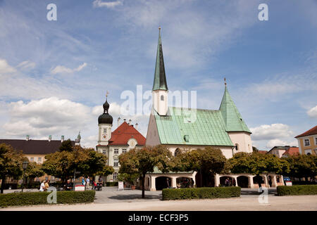 die Gnadenkapelle und Rathaus auf dem Kapellplatz Platz in Altötting, Oberbayern, Bayern, Deutschland, Europa Stockfoto