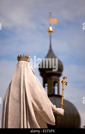 Statue der Maria auf dem Kapellplatz Platz in Altötting, Oberbayern, Bayern, Deutschland, Europa Stockfoto