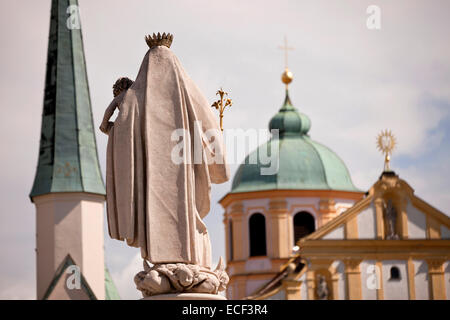 Statue der Maria auf dem Kapellplatz Platz in Altötting, Oberbayern, Bayern, Deutschland, Europa Stockfoto