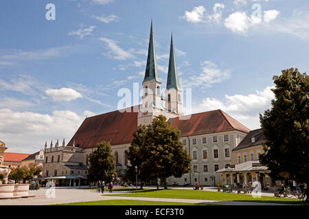 Stiftskirche St. Philipp und Jakob auf dem Kapellplatz Platz in Altötting, Oberbayern, Bayern, Deutschland, Europa Stockfoto