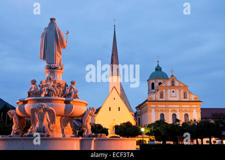 Statue der Maria, Kirche Magdalenakirche und die Gnadenkapelle auf dem Kapellplatz Platz in Altötting in der Nacht, Bayern, Deutschland Stockfoto