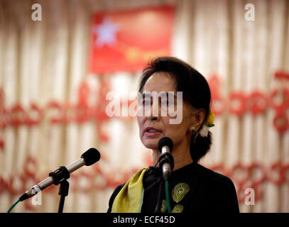 Yangon, Myanmar. 13. Dezember 2014. Myanmars Opposition Nationalliga für Demokratie (NLD) Führerin Aung San Suu Kyi hält eine Rede bei der Eröffnungsfeier der ZK-Tagung für die NLD in Yangon, Myanmar, 13. Dezember 2014. Bildnachweis: U Aung/Xinhua/Alamy Live-Nachrichten Stockfoto