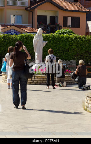 MEDJUGORJE, Bosnien und Herzegowina - 18. Mai 2013: nicht identifizierte Pilger beten vor dem Bild der Jungfrau Maria in Medjugorje Stockfoto