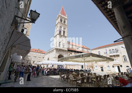 TROGIR, Kroatien - 19. Mai 2013: Menschen eine Bremse in einem Straßencafé in Trogir nehmen. Am 19. Mai 2013, in Trogir, Kroatisch Stockfoto