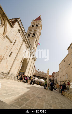 TROGIR, Kroatien - 19. Mai 2013: Fußgänger in der historischen Mitte der dalmatinischen Stadt Trogir, Kroatien am 19. Mai 2013, im Trog Stockfoto