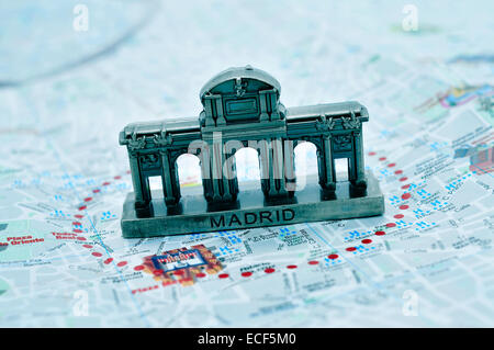 eine Miniatur der Puerta de Alcalá auf einer Karte von Madrid, Spanien Stockfoto