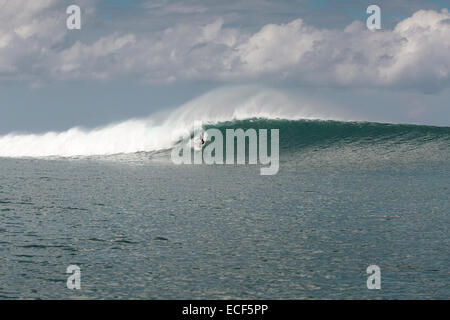 Surfen eine große Welle an Nembrala auf Rote Insel, Indonesien Stockfoto