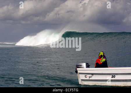 Person im Boot Uhren eine großen Surf-Welle an Nembrala auf Rote Insel, Indonesien Stockfoto