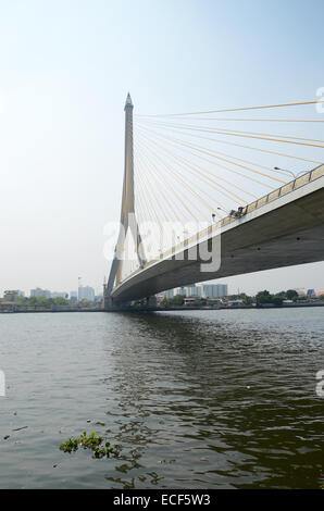 Mega-Brücke in Bangkok, Thailand (Rama-8-Brücke) Stockfoto