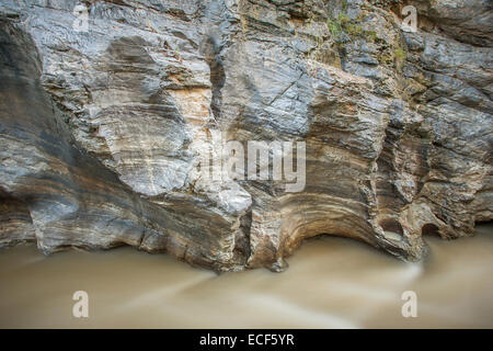 Bergfluss, der durch die felsige Schlucht. Langzeitbelichtung geschossen Stockfoto