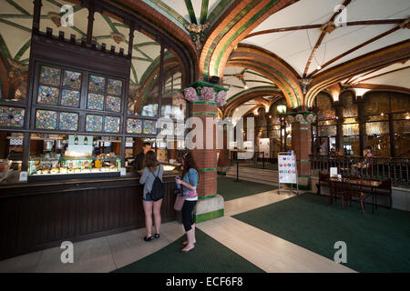 Café im Foyer der Palast der katalanischen Musik (Palau De La Musica Catalana) in Barcelona, Katalonien, Spanien. Stockfoto