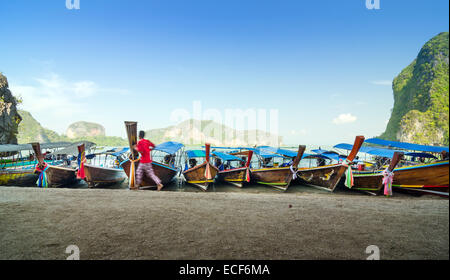 Traditionelle Thai Longtail-Boote zu James Bond Island, Phang Nga, Thailand Stockfoto