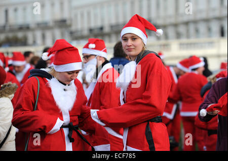 Hove, Brighton, Sussex, UK. 13. Dezember 2014.  Hunderte nehmen Teil in der jährlichen Santa Dash Hove Strandpromenade Vormittag A Reihe von Nächstenliebe Santa Dash läuft während der festlichen Jahreszeit in Großbritannien jährlich stattfinden. Bildnachweis: Simon Dack/Alamy Live-Nachrichten Stockfoto