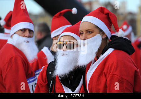 Hove, Brighton, Sussex, UK. 13. Dezember 2014.  Sonnenbrillen Mode für diese weibliche Santa in Brighton Santa Dash Stockfoto