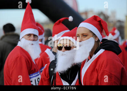 Hove, Brighton, Sussex, UK. 13. Dezember 2014.  Sonnenbrillen Mode für diese weibliche Santa in Brighton Santa Dash Stockfoto