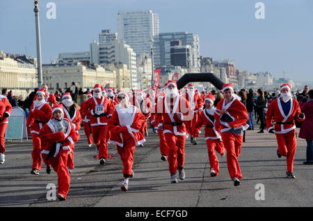 Hove, Brighton, Sussex, UK. 13. Dezember 2014.  Hunderte nehmen Teil in der jährlichen Santa Dash Hove Strandpromenade Vormittag A Reihe von Nächstenliebe Santa Dash läuft während der festlichen Jahreszeit in Großbritannien jährlich stattfinden. Bildnachweis: Simon Dack/Alamy Live-Nachrichten Stockfoto