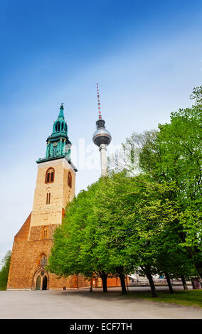 St. Marien Kirche und Berliner Fernsehturm Sommer Blick in Berlin, Deutschland Stockfoto