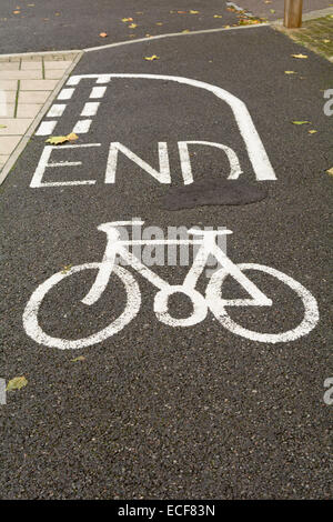 Ende Radweg mit Rad-Symbol auf Bürgersteig Stockfoto