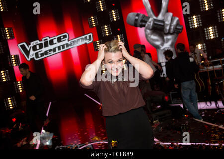 Kandidat Charley Ann Schmutzler gewinnt das Finale von der live TV-Show "The Voice of Germany" in Berlin, Deutschland, 12. Dezember 2014. Die Show wurde auf dem Fernsehsender Sat. 1 ausgestrahlt. Foto: Jörg Carstensen/dpa Stockfoto