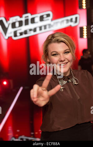 Kandidat Charley Ann Schmutzler gewinnt das Finale von der live TV-Show "The Voice of Germany" in Berlin, Deutschland, 12. Dezember 2014. Die Show wurde auf dem Fernsehsender Sat. 1 ausgestrahlt. Foto: Jörg Carstensen/dpa Stockfoto