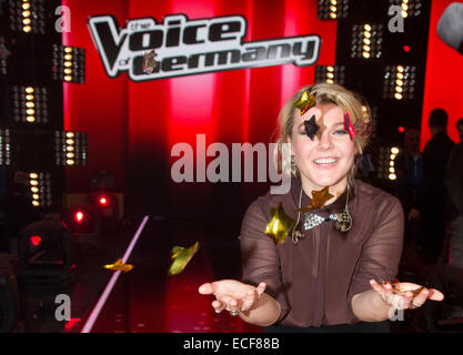 Kandidat Charley Ann Schmutzler gewinnt das Finale von der live TV-Show "The Voice of Germany" in Berlin, Deutschland, 12. Dezember 2014. Die Show wurde auf dem Fernsehsender Sat. 1 ausgestrahlt. Foto: Jörg Carstensen/dpa Stockfoto