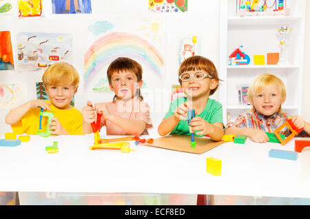 Gruppe von Kindern Vorschule im Kindergartenalter spielen mit Kunststoff-Tools im Klassenzimmer mit einem süßen jungen in Gläser Schrauben bo Stockfoto