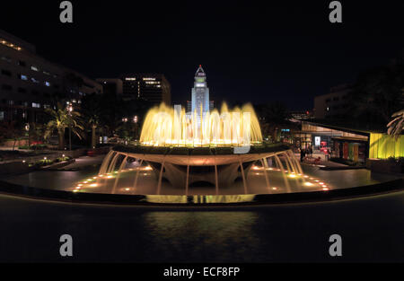 Grand Park Brunnen in der Innenstadt von Los Angeles mit dem Rathaus im Hintergrund. Stockfoto