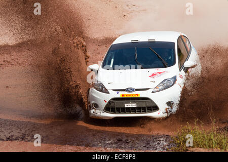 ISTANBUL, Türkei - 12. Juli 2014: Eytan Halfon fährt Ford Fiesta R2 in 35. Istanbul-Rallye, Gocbeyli Namet Bühne Stockfoto