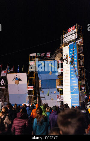 Bozeman, Mont., USA. 12. Dezember 2014. Eine große Menschenmenge versammelt um den Speed-Klettern Finale am internationalen Klettern und Mountaineering Federation Ice Climbing World Cup in Bozeman, Mont., USA zu sehen. Veranstaltungen weiter bis Samstag. Bildnachweis: Thomas Lee/Alamy Live-Nachrichten Stockfoto