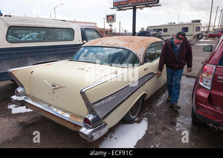 Mann, der Calgary Flames hat man einen Blick auf ein Vintage Chevrolet Bel Air Auto in Cheyenne, Wyoming, USA Stockfoto