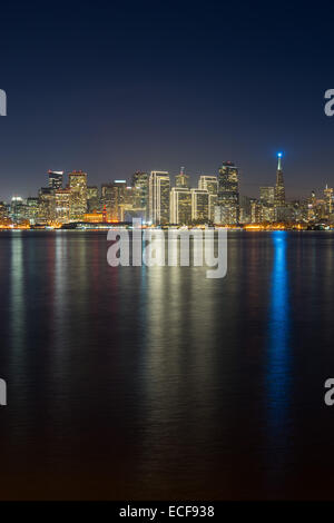 Skyline von San Francisco bei Nacht (gesehen von Treasure Island). Stockfoto